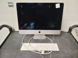 un ordinateur posé sur un bureau, équipé d'un clavier et d'une souris