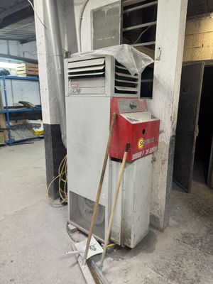 un petit climatiseur qui se trouve dans un garage