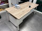 une table en bois sur laquelle se trouve une brique de lait