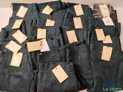 plusieurs paires de jeans pour homme avec leurs étiquettes de prix encore attachées