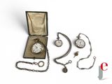 une petite boîte sur laquelle sont posés une montre et d'autres objets