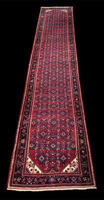 un tapis rouge et noir sur fond noir