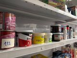 de nombreux types de peinture différents dans les rayons du magasin