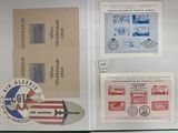 un livre ouvert sur lequel figurent des timbres et l'image d'un avion