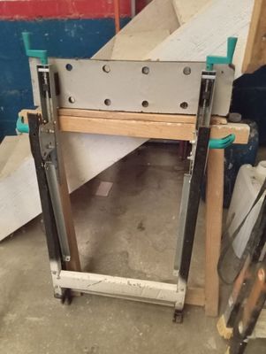 une photo d'un établi en bois et en métal