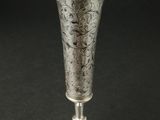 un vase ancien en argent orné d'un motif floral