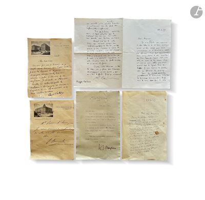 une collection de vieilles lettres et de documents posés sur une surface blanche