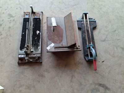 Deux carrelettes manuelles et une carrelette électrique (non…