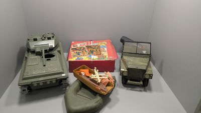 une petite table avec un bateau miniature, un bateau miniature, un bateau miniature et un bateau miniature