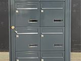 une grande armoire métallique comportant de nombreux tiroirs