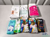 de nombreux types de produits pour bébés disposés sur une table