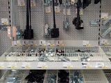 de nombreuses étagères vides dans un magasin où se trouvent de nombreux articles