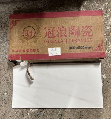 un gros plan sur une boîte de plats chinois posée sur une table