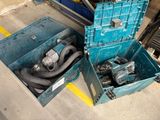 deux boîtes bleues contenant des outils, posées par terre