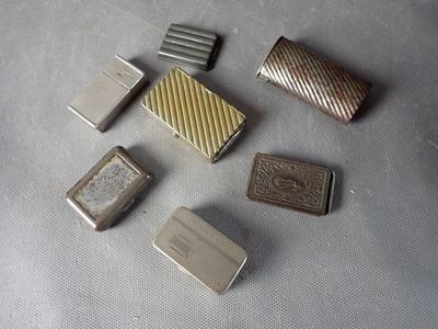 cinq types différents de briquets posés sur une table