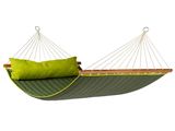 un hamac avec un coussin vert sur fond blanc