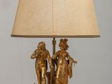 une lampe posée sur une table et munie d'un abat-jour