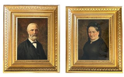 une paire de portraits représentant un homme et une femme, dans un cadre doré