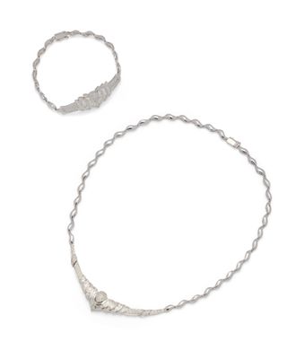 deux bijoux en argent sur fond blanc