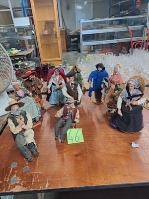 de nombreuses figurines représentant des personnes assises sur une table