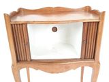 une petite armoire en bois surmontée d'un miroir