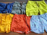 six paires de maillots de bain pour garçons de différentes couleurs