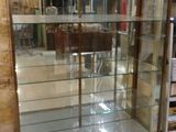 une vitrine en verre au milieu d'une pièce