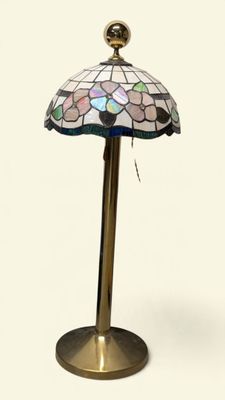 lampe posée sur un pied métallique, surmontée d'un abat-jour en verre
