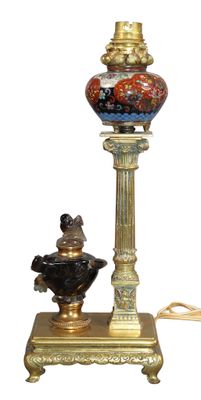 une lampe posée sur un pied sur lequel est perché un oiseau