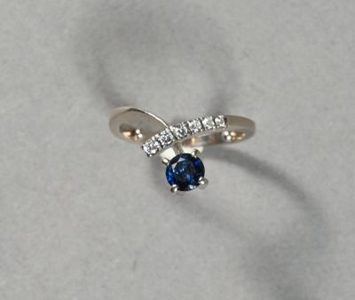 un gros plan d'une bague sertie d'un saphir et de diamants