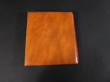 un carnet en cuir marron avec un logo sur la couverture