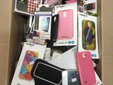 une boîte en carton remplie de téléphones portables et d'autres appareils électroniques
