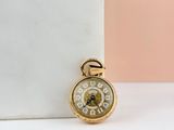 une montre de poche ancienne en or, avec des chiffres romains sur le cadran