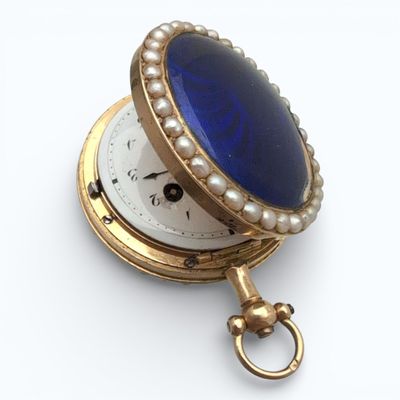 MONTRE de col en or jaune émaillé bleu nuit dans un entourag… - Photo 1