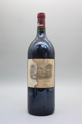 une bouteille de vin rouge dont l'étiquette représente une carte