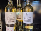 trois bouteilles de vin posées sur une grille dans le four