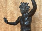 statue en bronze représentant un homme tenant une balle dans la main droite