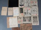 quelques vieux livres sont posés sur une table bleue