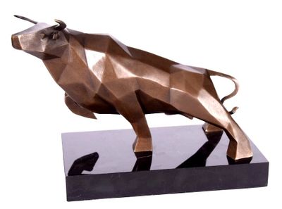 statue d'un taureau sur un socle noir, sur fond blanc