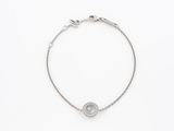un bracelet orné d'un pendentif représentant un « œil maléfique »