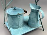 une petite table sur laquelle se trouvent une théière et une bouilloire