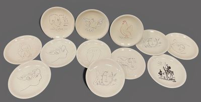 plusieurs assiettes à motifs différents sur une table