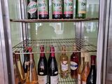 un réfrigérateur rempli de bouteilles d'alcool et de bouteilles de vin