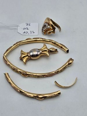 une collection de bijoux comprenant des bagues, des bracelets et des bagues
