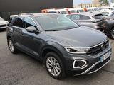 Le SUV Volkswagen est garé sur un parking, à côté d'autres voitures.