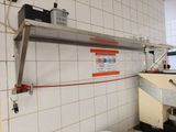 une photo d'une salle de bains avec des toilettes et un lavabo