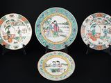 trois assiettes ornées de motifs asiatiques, posées sur un fond noir
