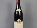 une bouteille de vin posée sur une table