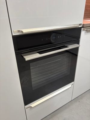 un four blanc situé au milieu d'une cuisine
