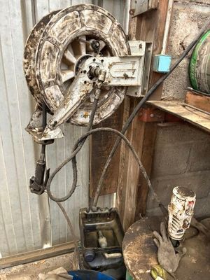 une machine qui se trouve dans un coin d'un bâtiment